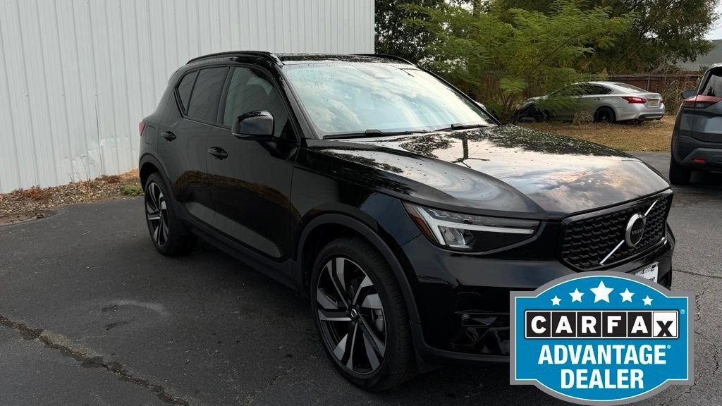 2023 Volvo XC40 B4 Plus Dark Theme