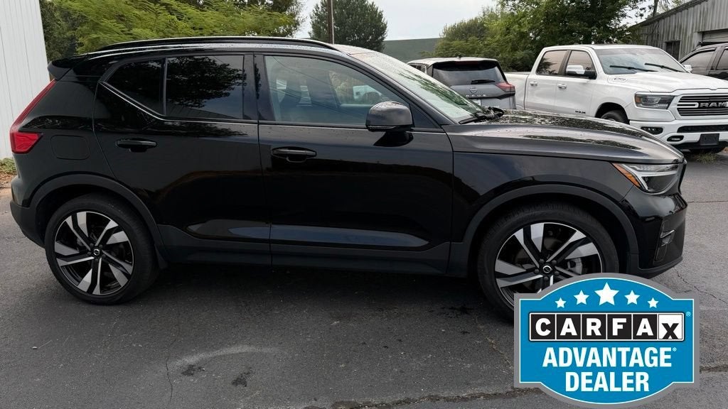 2023 Volvo XC40 B4 Plus Dark Theme