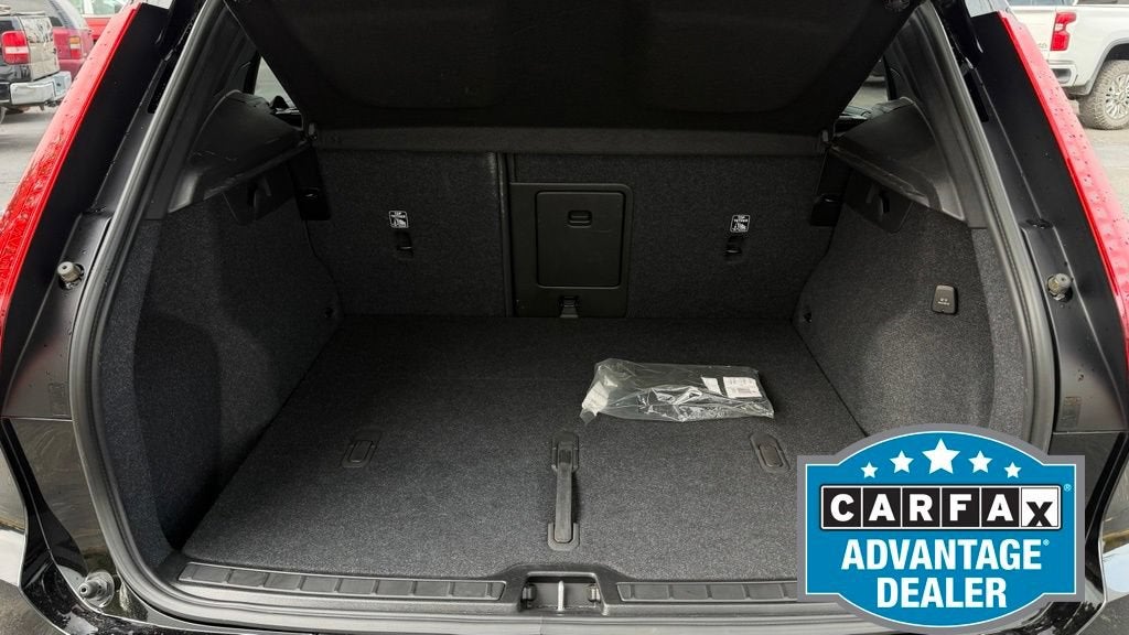 2023 Volvo XC40 B4 Plus Dark Theme