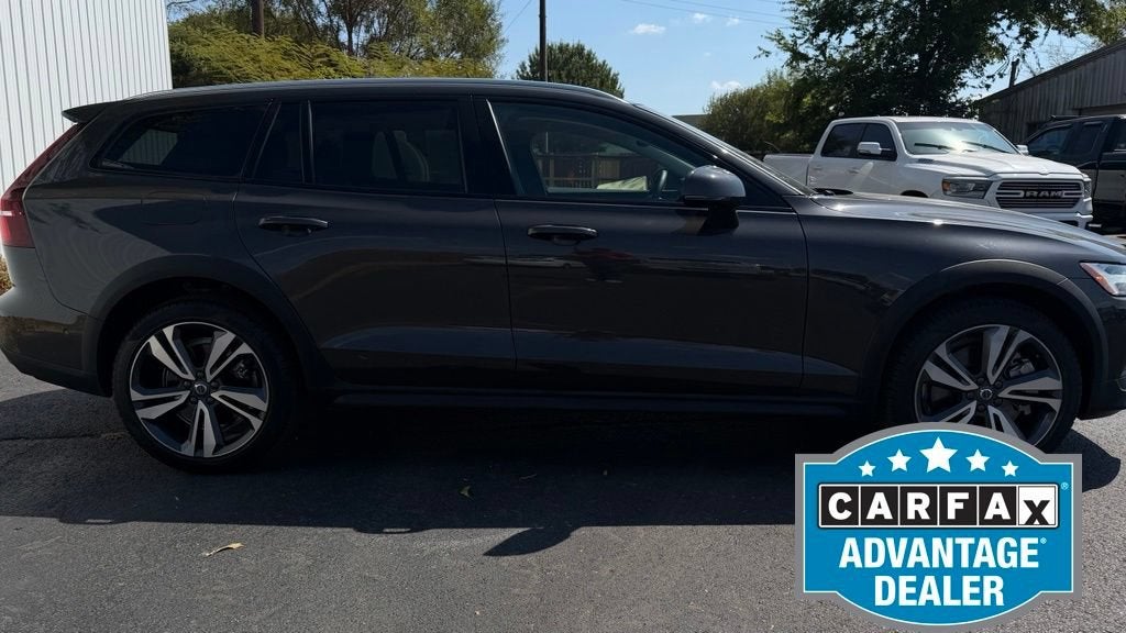 2025 Volvo V60 Cross Country Plus, B5 AWD Gas (mild hybrid)